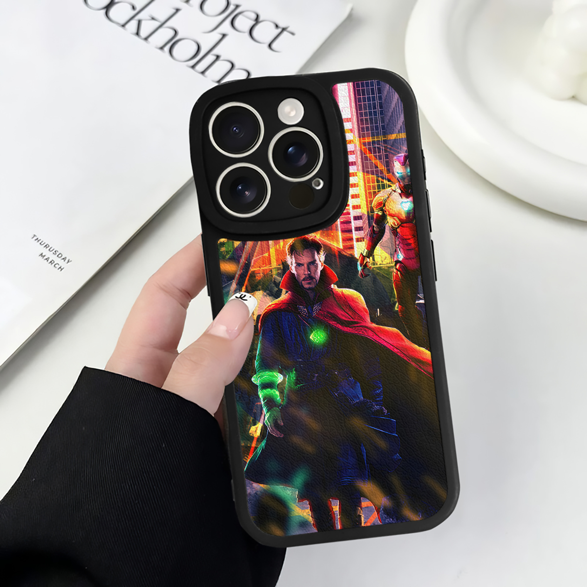 （画像用） アベンジャーズ The Avengers 【iPhone 16シリーズ対応】シリコンスマホケース（レザー調） 材質：シリコン